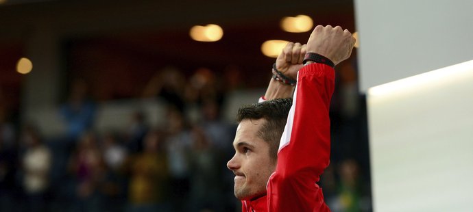 Jakub Holuša se raduje na stupních vítězů po svém triumfu v závodě na 1 500 metrů na domácím HME v Praze
