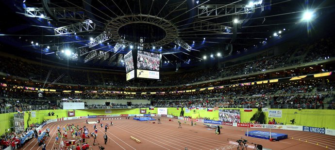 Celkový pohled na zaplněnou O2 arenu před závěrečnou štafetou čtvrtkařů, kteří završili domácí evropský šampionát bronzovou medailí