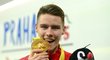 Pavel Maslák pózuje se zlatou medailí a maskotem domácího šampionátu