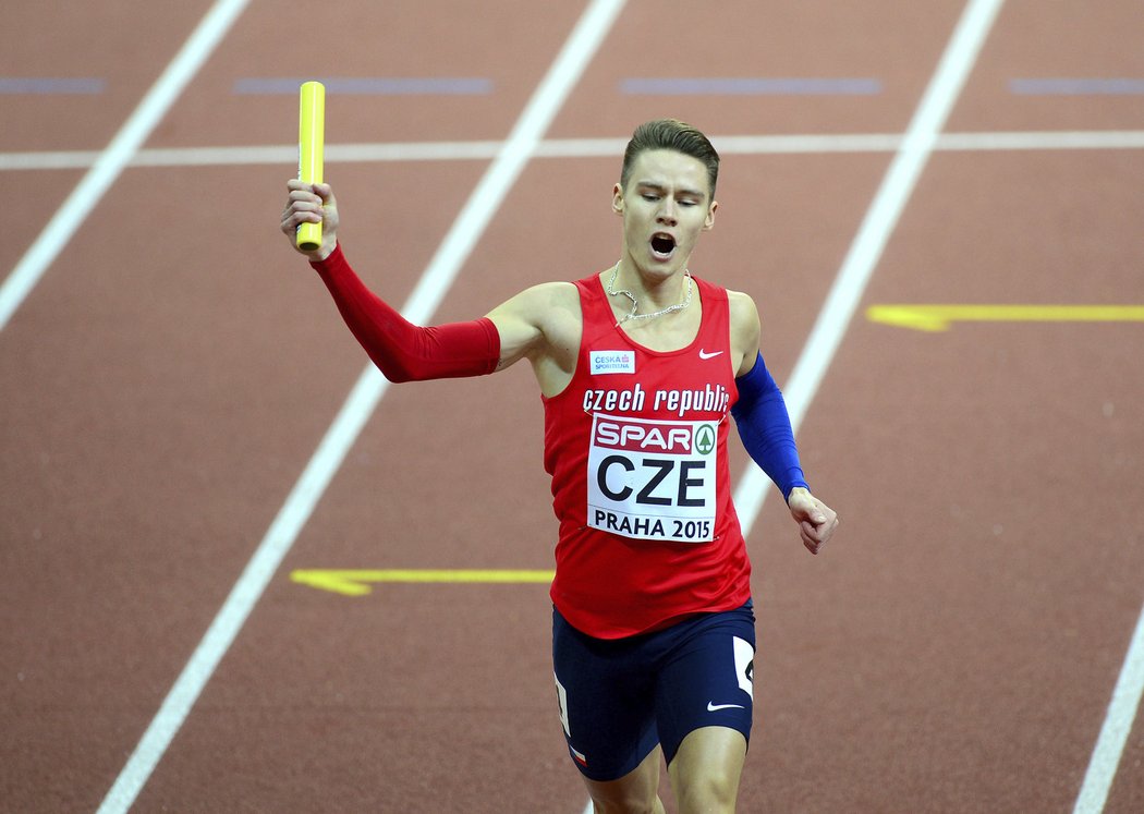 Pavel Maslák dobíhá jako třetí v závěrečné štafetě na 4x400 metrů