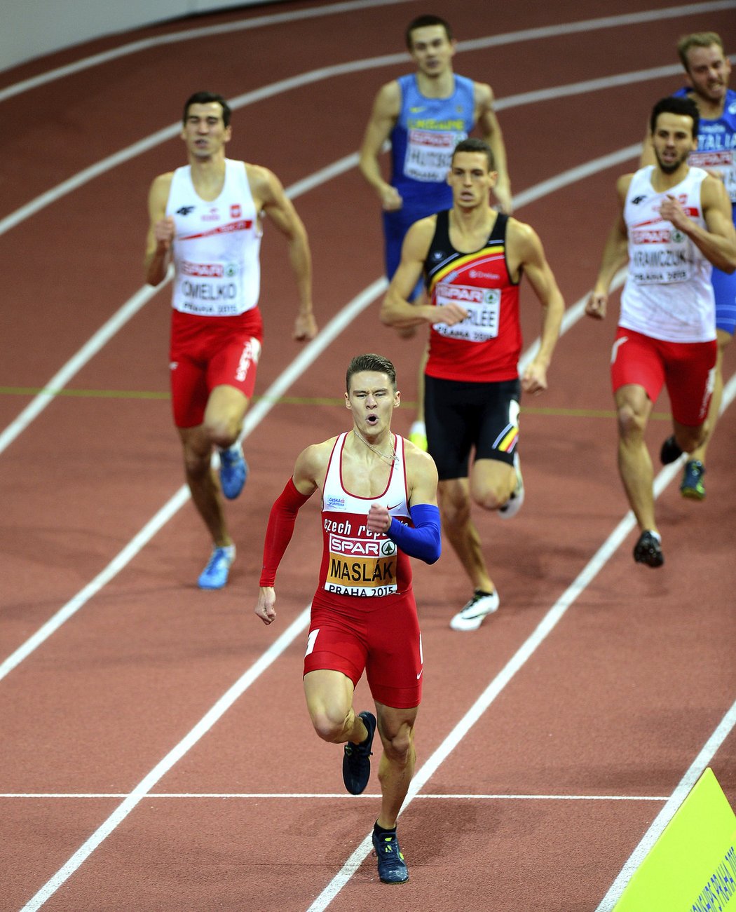 Pavel Maslák finišuje s obrovským náskokem v závodě na 400 metrů na domácím HME v Praze