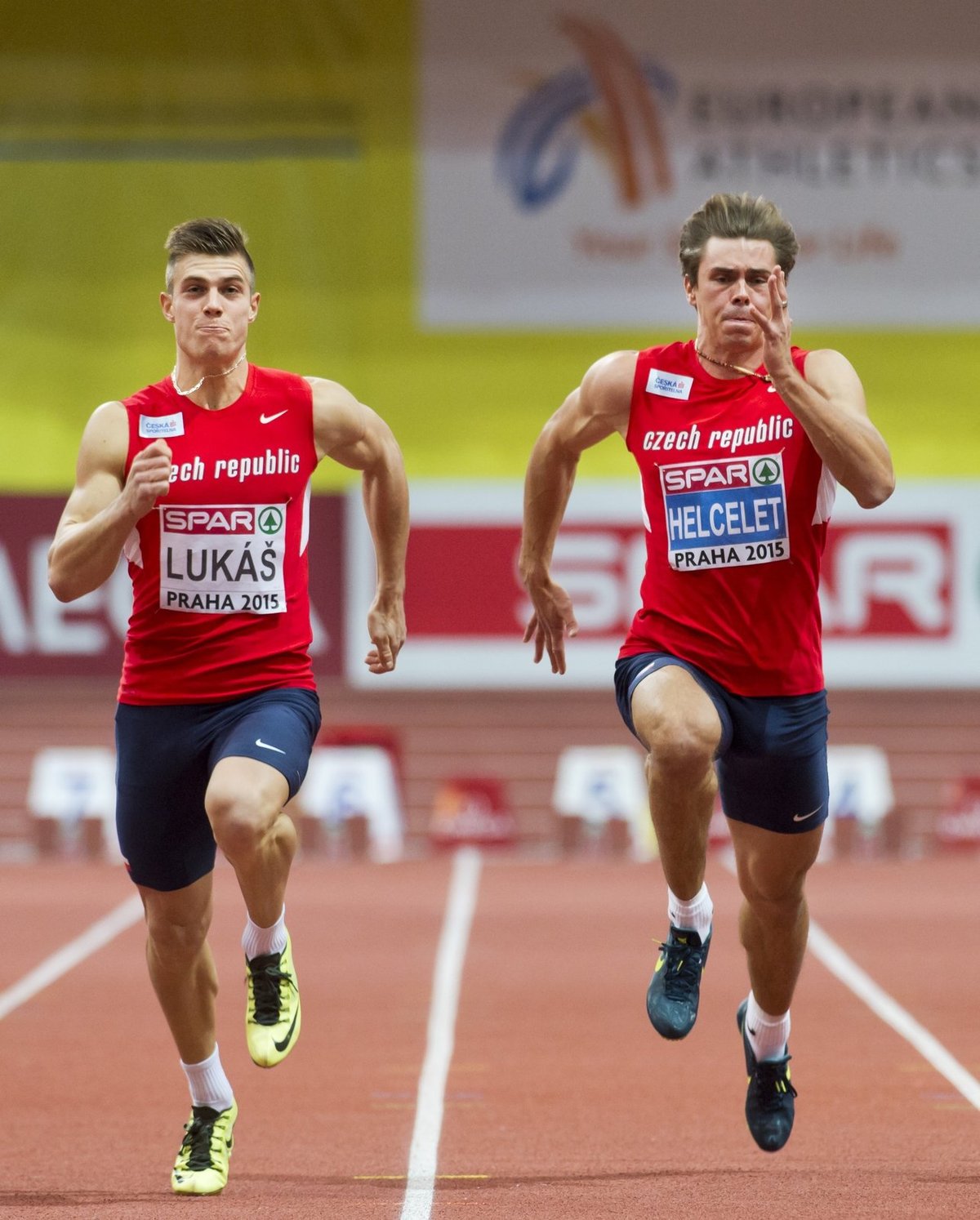 Marek Lukáš (vlevo) a Adam Sebastian Helcelet při sprintu na 60 metrů na začátek sedmiboje