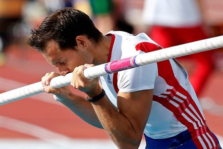 Francouzský tyčkař Renaud Lavillenie v nejlepším letošním světovém výkonu 597 cm a obhájil titul z Barcelony