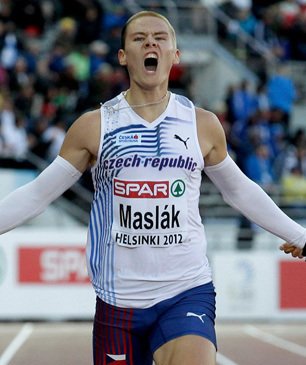 Pavel Maslák se raduje z vítězství na 400m