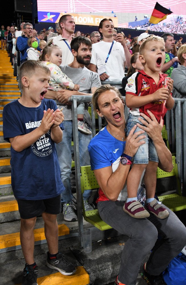 Barbora Špotáková fandí na oštěpu mužů a štafetách na ME v Mnichově se syny Jankem, Darkem a partnerem Lukášem