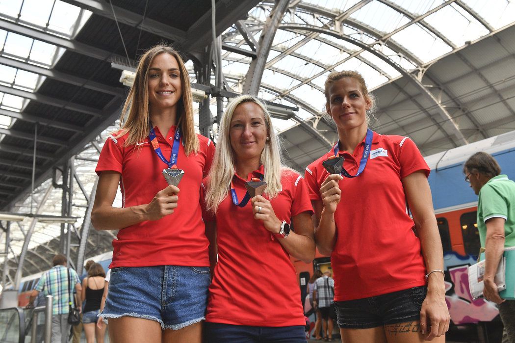 Medailistky z mistrovství Evropy v atletice (zleva) Anežka Drahotová, Eva Vrabcová Nývltová a Nikola Ogrodníková po návratu do Prahy
