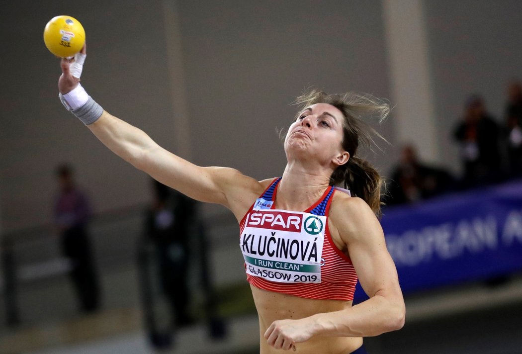 Eliška Klučinová během vrhu koulí v rámci pětiboje na halovém mistrovství Evropy