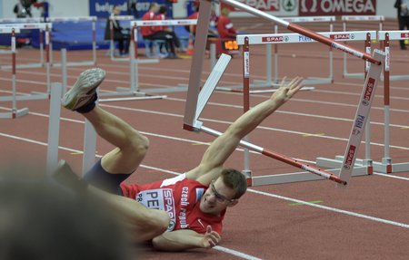 Petr Peňáz se při pádu na jedné z překážek ošklivě potloukl...