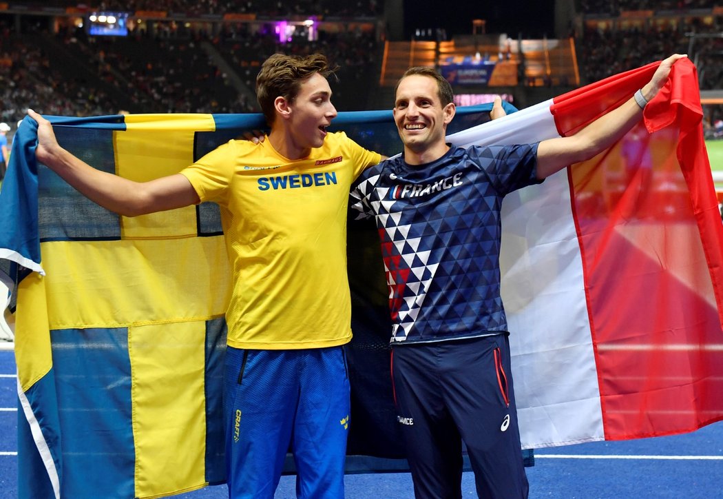 Švéd Armand Duplantis (vlevo) a Francouz Renaud Lavillenie (vpravo), který bral bronzovou medaili