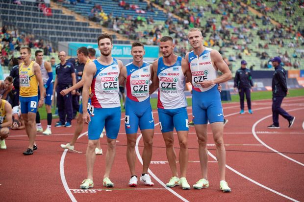 Úspěšná štafeta čtvrtkařů ovládla svůj rozběh a postoupila do finále (Matěj Krsek, Pavel Maslák, Michal Desenský a Patrik Šorm) Úspěšná štafeta čtvrtkařů ovládla svůj rozběh a postoupila do finále (Matěj Krsek, Pavel Maslák, Michal Desenský a Patrik Šorm)