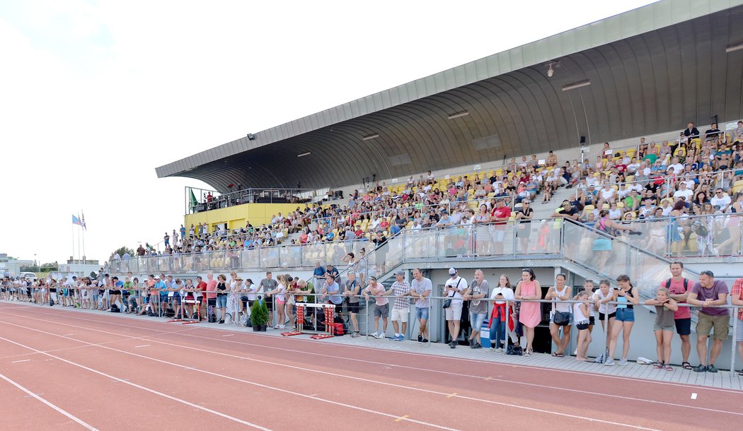 Na atletické MČR se přišlo podívat dost diváků