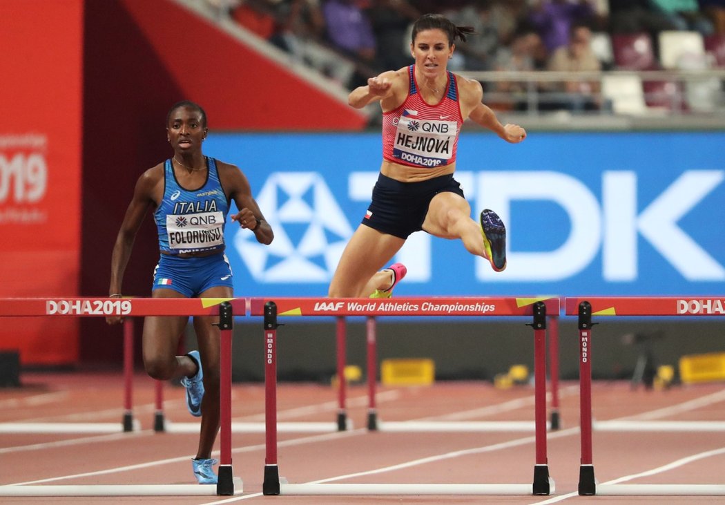 Zuzana Hejnová během semifinále závodu na 400 metrů překážek