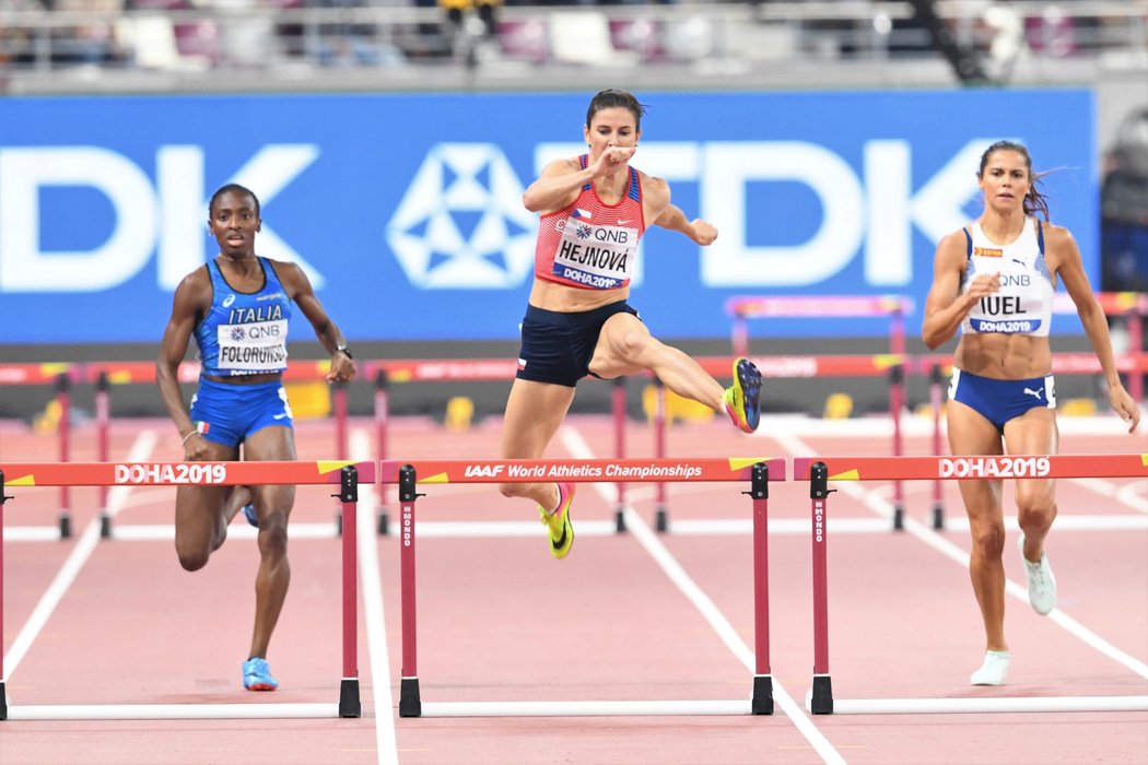 Zleva Ayomide Folorunsová, Zuzana Hejnová, Amalie Iuelová během semifinále závodu na 400 metrů překážek