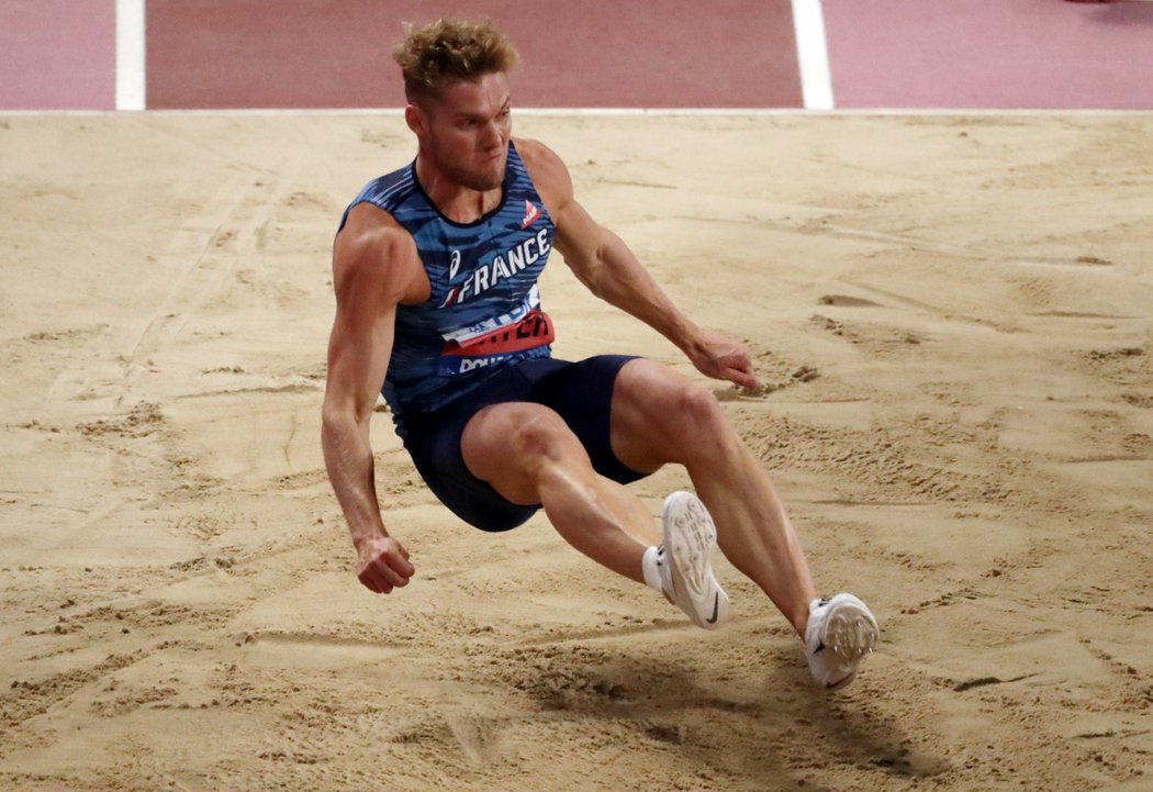 Francouzský desetibojař Kevin Mayer během skoků do dálky na mistrovství světa v Dauhá