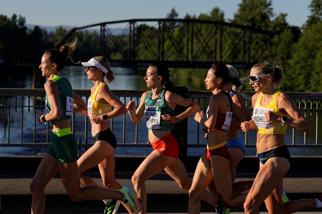 Závodníci během maratonského běhu na mistrovství světa v Eugene