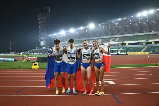 Senzační medaile na úvod juniorského MS. Smíšená štafeta bere stříbro, zazářila Botková (16) Senzační medaile na úvod juniorského MS. Smíšená štafeta bere stříbro, zazářila Botková (16)