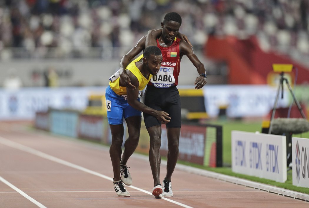 Velké sportovní gesto bylo k vidění na mistrovství světa v atletice. Braim Suncar Dabó z Guinney-Bissau donesl do cíle závodu na 5000 metrů vyčerpaného Jonathana Busbyho