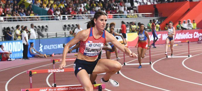 Zuzana Hejnová na mistrovství světa v Dauhá postoupila bez problémů do středečního semifinále běhu na 400 metrů překážek