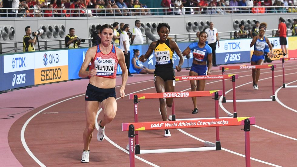 Zuzana Hejnová na mistrovství světa v Dauhá postoupila bez problémů do středečního semifinále běhu na 400 metrů překážek