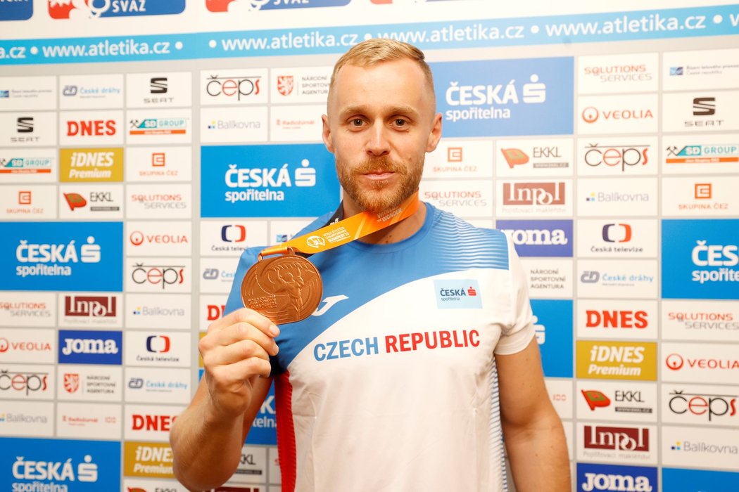 Jakub Vadlejch pózuje s bronzovou medailí, kterou získal na MS v Budapešti