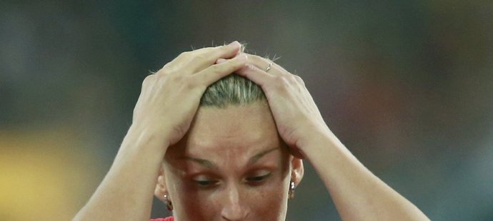 Barbora Špotáková se drží za hlavu po svém nepodařeném pokusu ve finále MS v Pekingu
