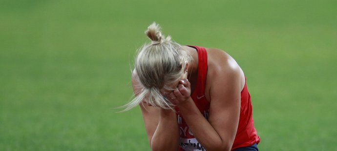 Zklamaná Barbora Špotáková poté, co ve finále MS nepostoupila mezi nejlepší osmičku a skončila devátá