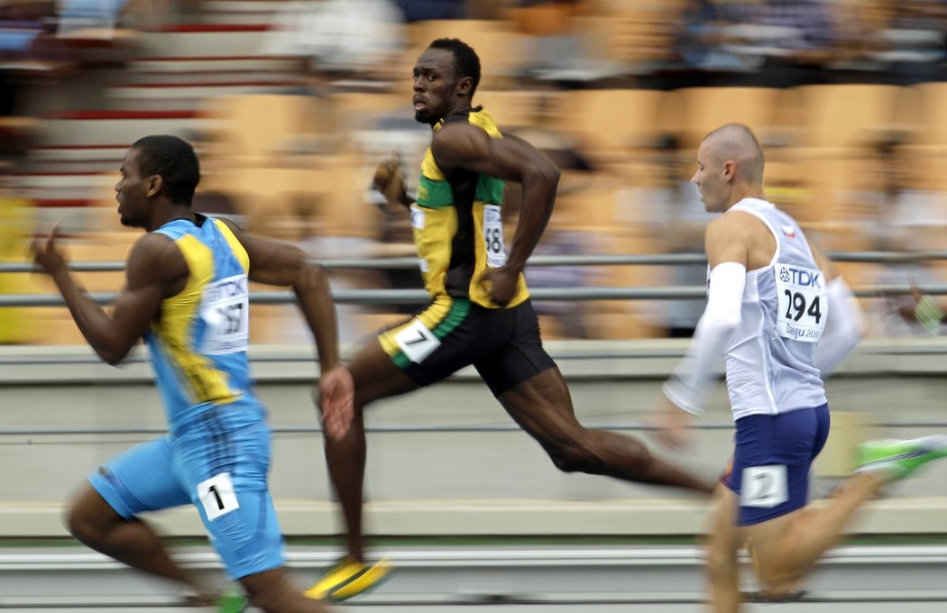 Pavel Maslák (vpravo) a jeho bílé rukávky, uprostřed vzadu upaluje do cíle Usain Bolt