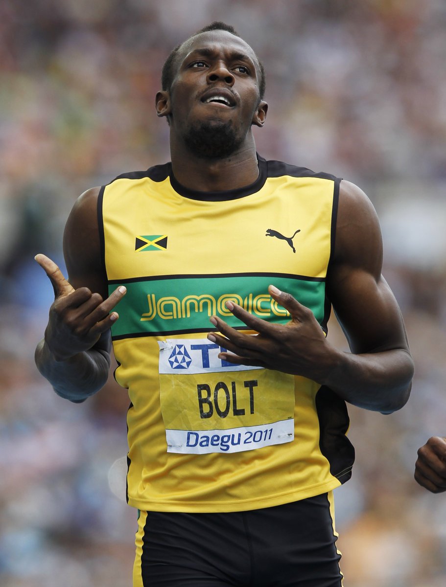 Usain Bolt dobíhá do cíle rozběhu na 200 metrů