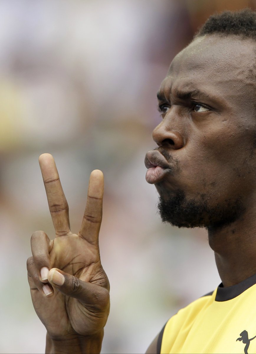 Boltova vyhlášená gesta před startem rozběhu sprintu na 200 m