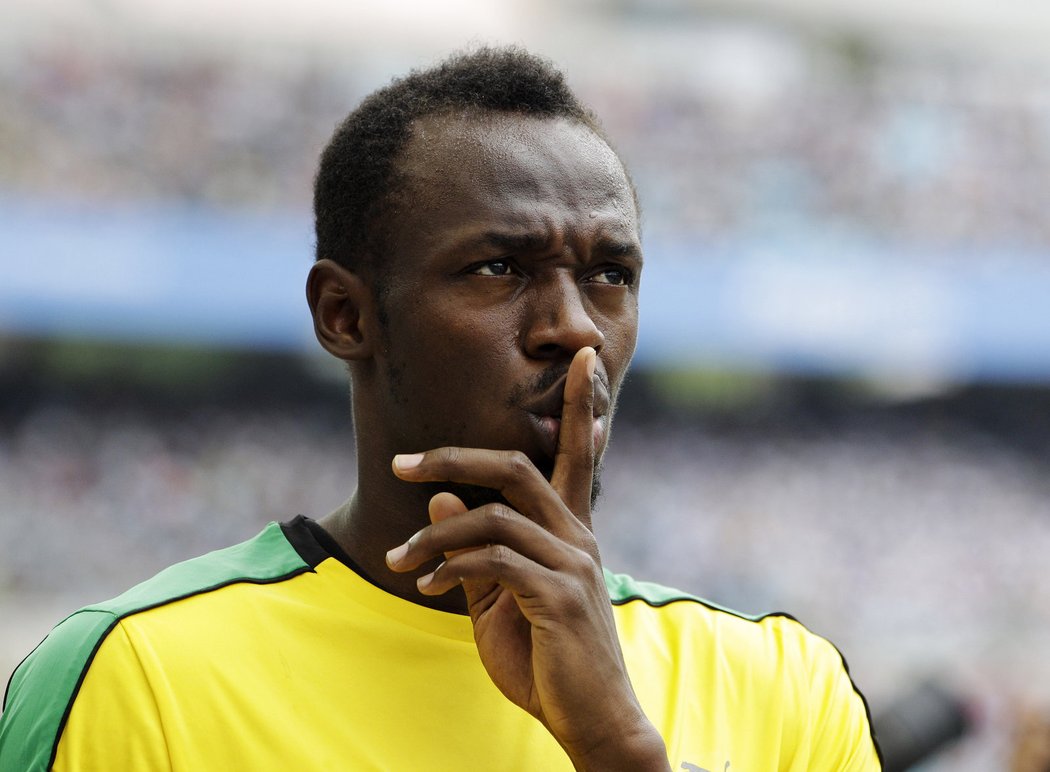 Usain Bolt gestikuluje před rozběhem na dvoustovce
