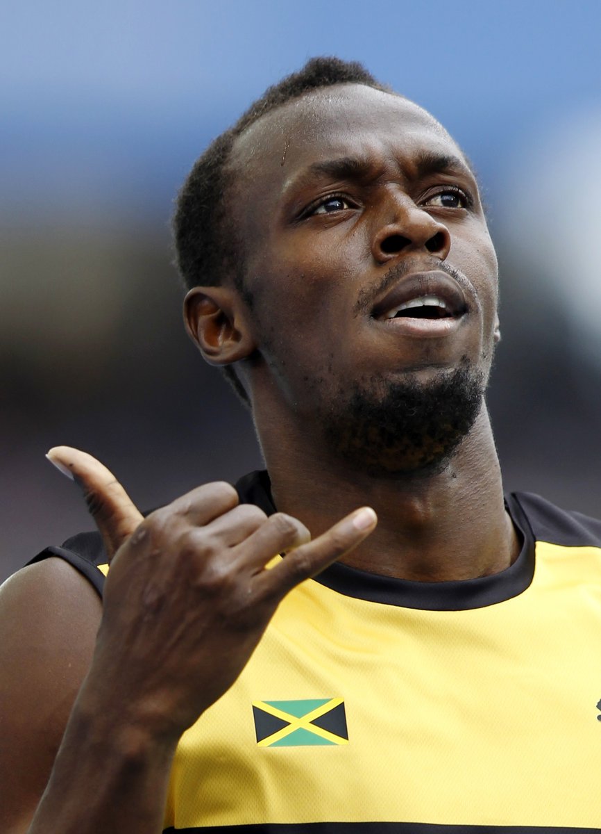 Boltovo vítězné gesto v rozběhu na dvoustovce