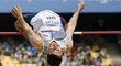 Jaroslav Bába překonává laťku v kvalifikaci ve skoku vysokém - na světovém šampionátu si zaskáče i ve finále