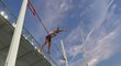 Jiřina Ptáčníková překonává laťku ve výšce 465 centimetrů, což jí stačilo na sedmé místo