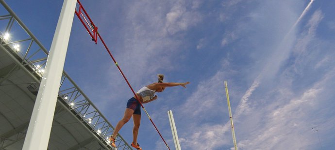 Jiřina Ptáčníková překonává laťku ve výšce 465 centimetrů, což jí stačilo na sedmé místo