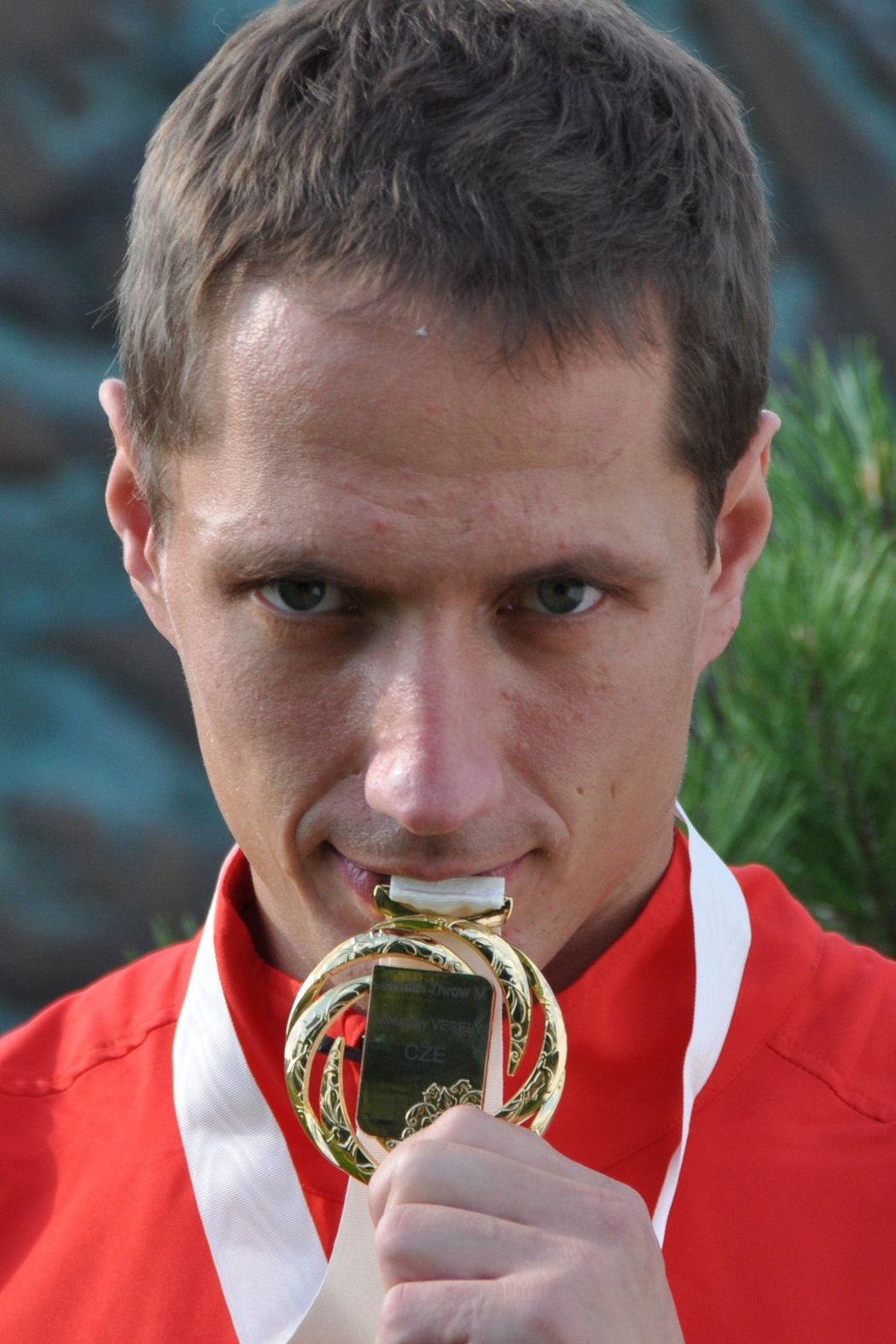 Oštěpař Vítězslav Veselý pózuje se zlatou medailí z mistrovství světa v Moskvě