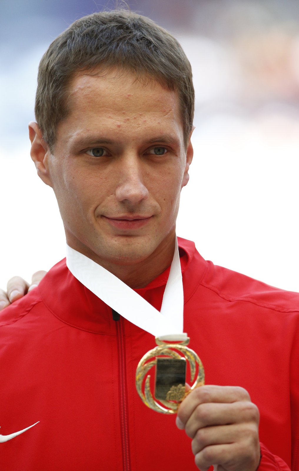 Oštěpař Vítězslav Veselý pózuje se zlatou medailí z mistrovství světa v Moskvě