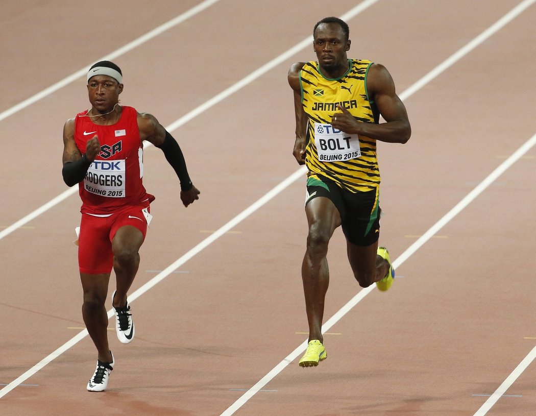 Američan Mike Rogers a Jamajčan Usain Bolt při MS v atletice.