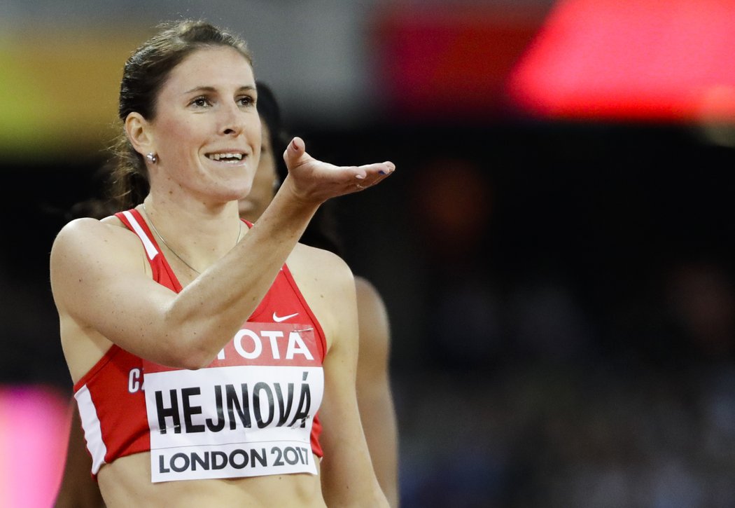 Česká atletka Zuzana Hejnová se na MS v Londýně raduje z postupu do semifinále běhu na 400 metrů překážek