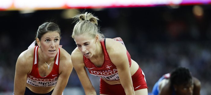 Zuzana Hejnová (vlevo) ovládla svůj rozběh na 400 m překážek a i s vypuštěným závěrem postoupila na MS v Londýně do semifinále