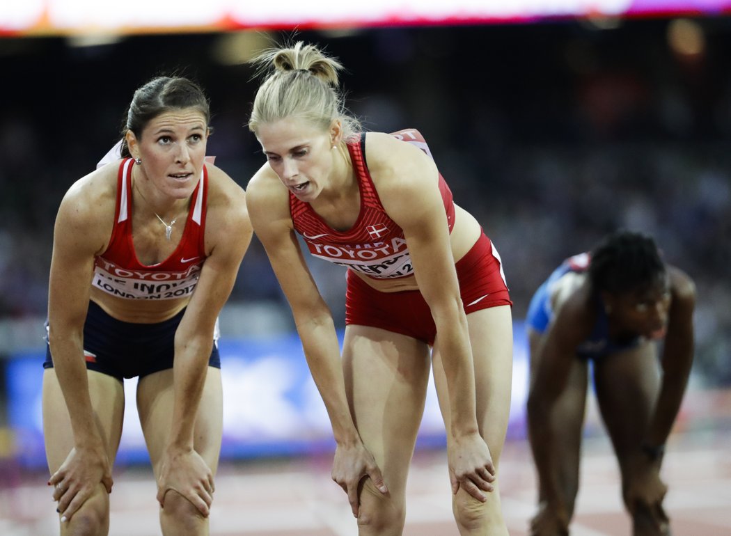 Zuzana Hejnová (vlevo) ovládla svůj rozběh na 400 m překážek a i s vypuštěným závěrem postoupila na MS v Londýně do semifinále