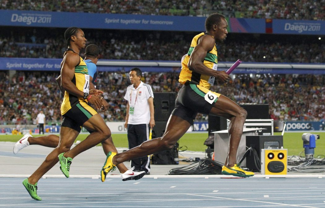 Usain Bolt finišuje ve finále štafety na sto metrů