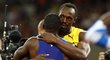 Nový mistr světa v běhu na 100 metrů Justin Gatlin v obětí s běžeckou legendou Usainem Boltem