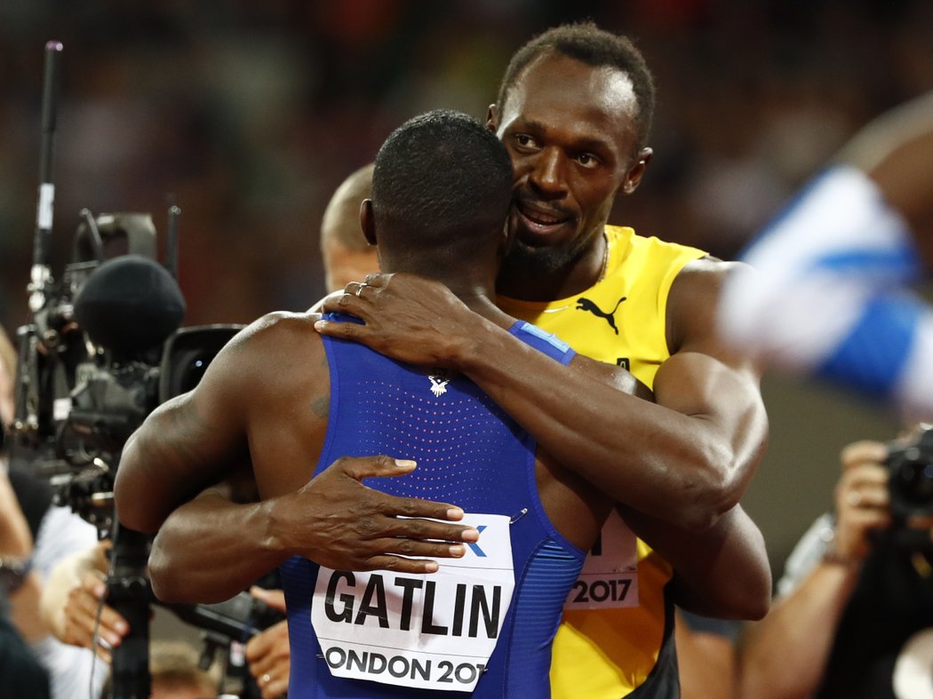 Nový mistr světa v běhu na 100 metrů Justin Gatlin v obětí s běžeckou legendou Usainem Boltem