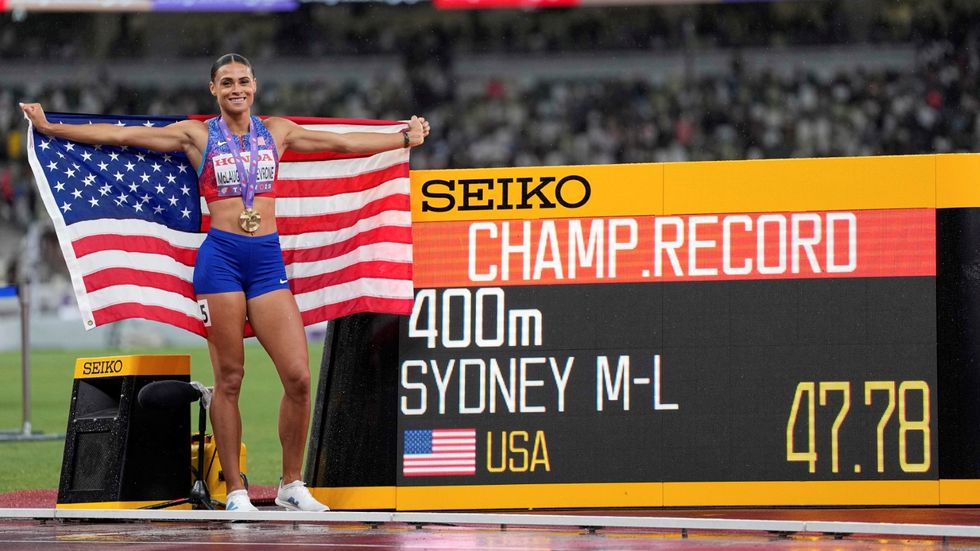 Sydney McLaughlinová-Levroneová je novou rekordmankou v běhu na 400 metrů, ve kterém předčila Jarmilu Kratochvílovou