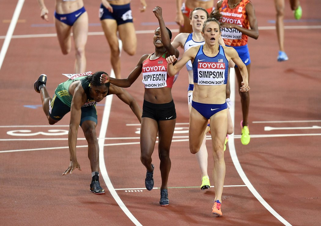 Caster Semenyaová v závěru ženské 1500 upadla, ale doběhla si pro bronz