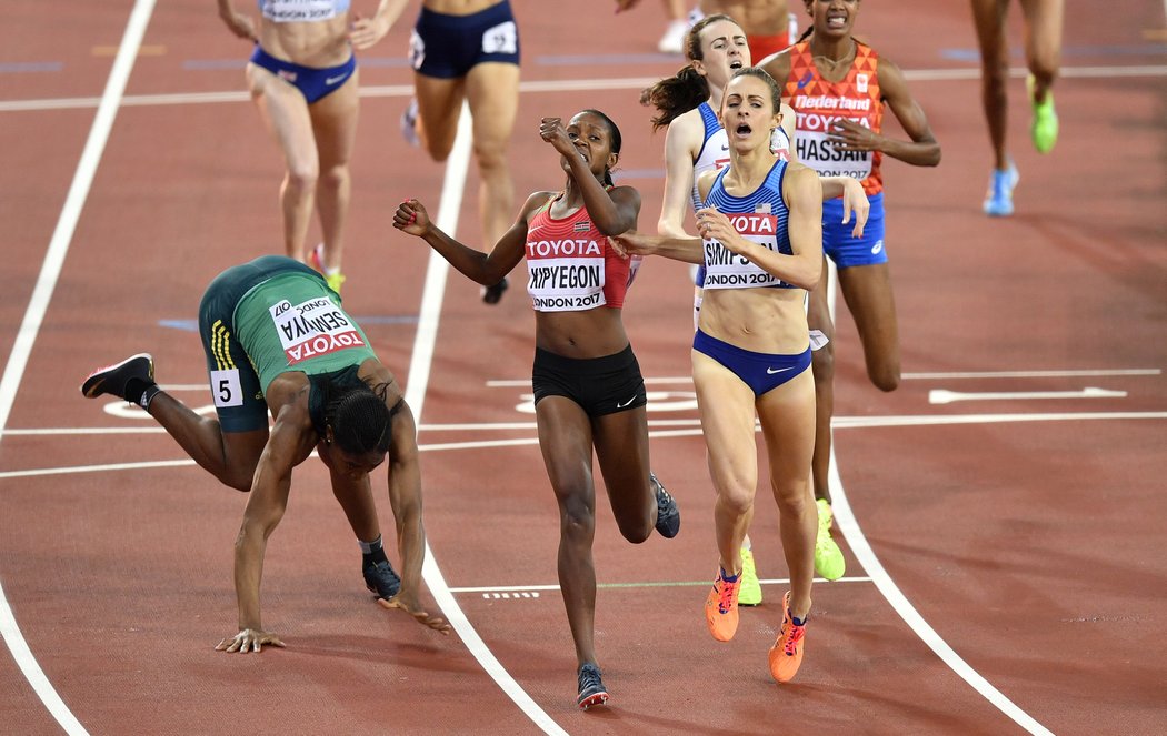 Jamajčanka Caster Semenyaová jde k zemi před cílovou čárou závodu na 1500 metrů