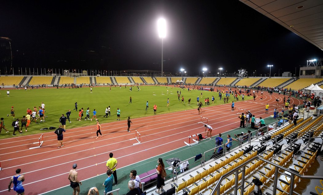 Tribuny v Dauhá během MS v atletice zejí prázdnotou