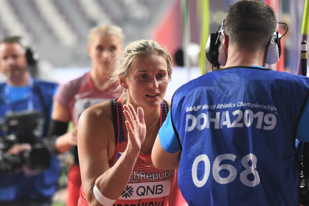 Barbora Špotáková se raduje z postupu do finále oštěpařek na MS v Dauhá