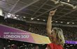 Barbora Špotáková oslavuje s fanoušky zisk zlaté medaile z MS v Londýně