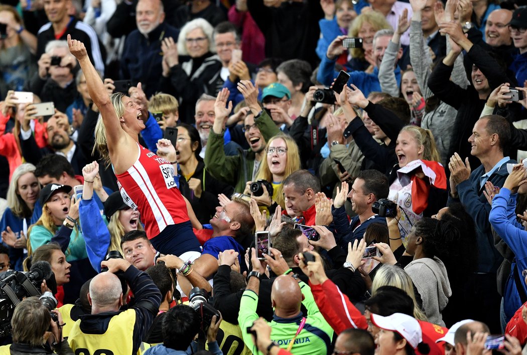 Barbora Špotáková oslavuje s fanoušky zisk zlaté medaile z MS v Londýně